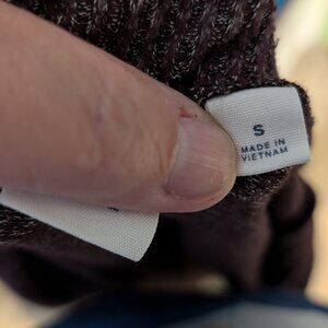 SOLD!!!!! IT WON'T LET ME DELETE!! GAP Sweater